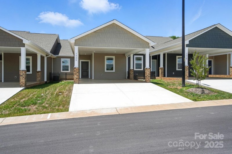 Property image 2 of 1524 29th Street in Sweetwater, Hickory, NC 28602