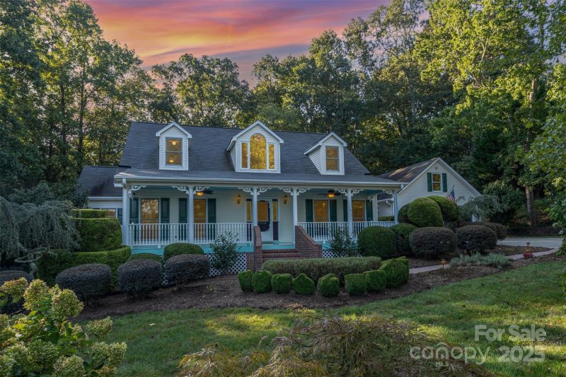 Property image 2 at 4008 Pinecrest Drive, Hickory, NC 28601