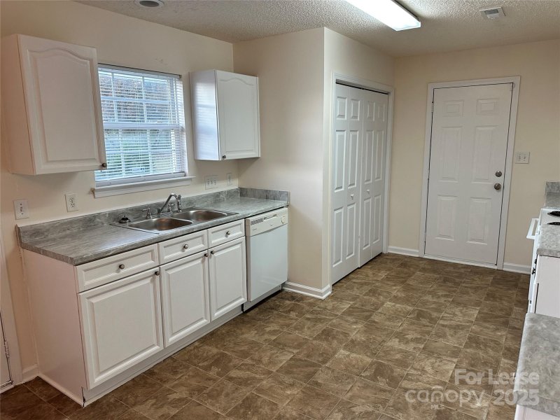 Property image 5 of 3215 Irwin Valley Court in Thompson Glen, Charlotte, NC 28269