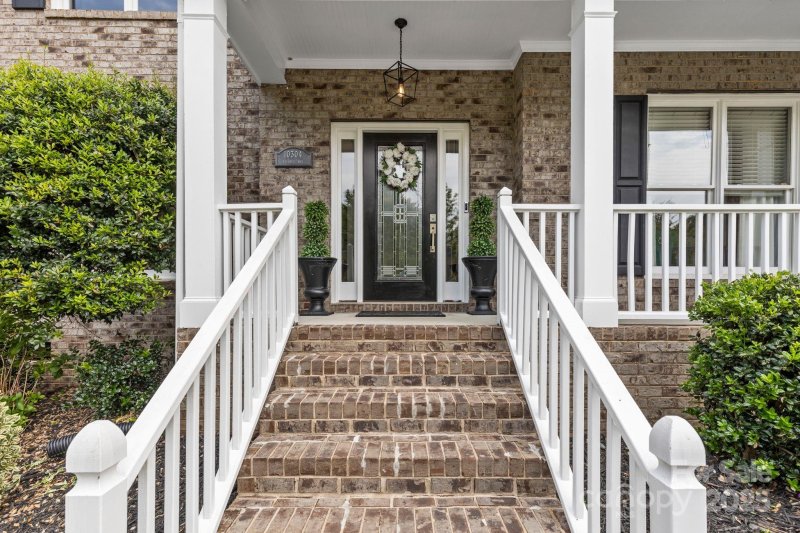 Property image 3 of 10304 Squires Way in Weatherstone Manor, Cornelius, NC 28031