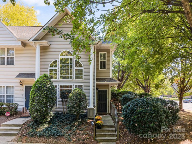 Madison Glen, Charlotte Community