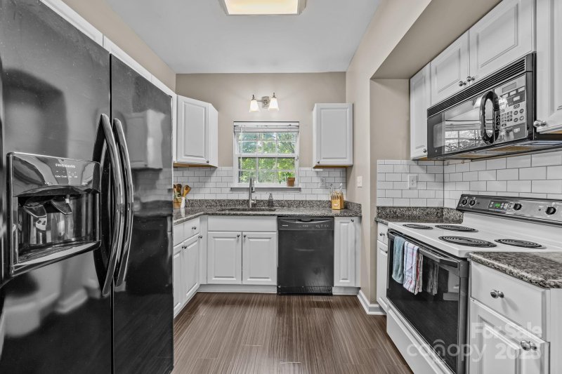 Property image 3 of 1241 E Woodlawn Road in Madison Glen, Charlotte, NC 28209