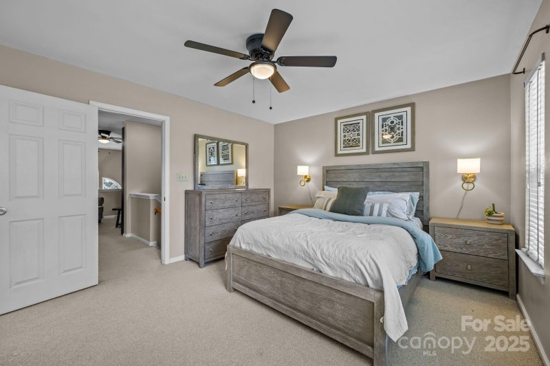 Property image 5 of 1241 E Woodlawn Road in Madison Glen, Charlotte, NC 28209