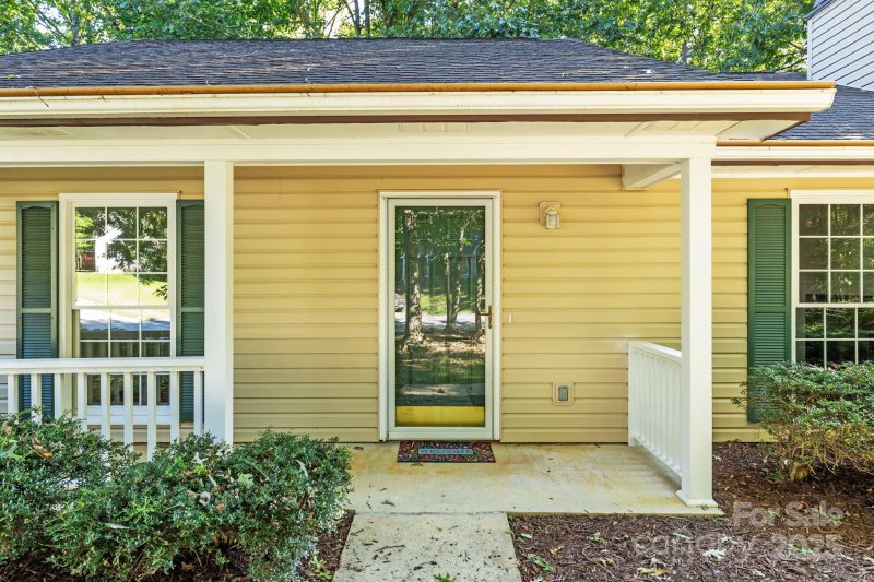 Property image 4 of 208 Southwood Court in Southchase, Fletcher, NC 28732