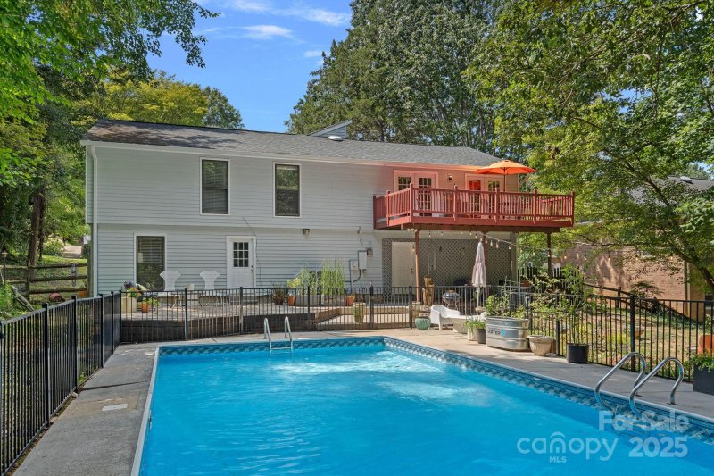 Property image 2 at 726 Charter Place, Charlotte, NC 28211