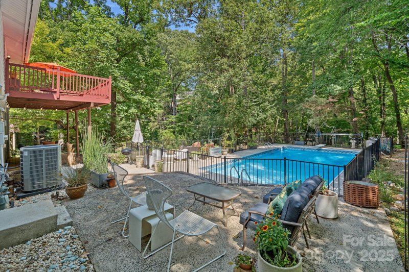 Property image 3 at 726 Charter Place, Charlotte, NC 28211