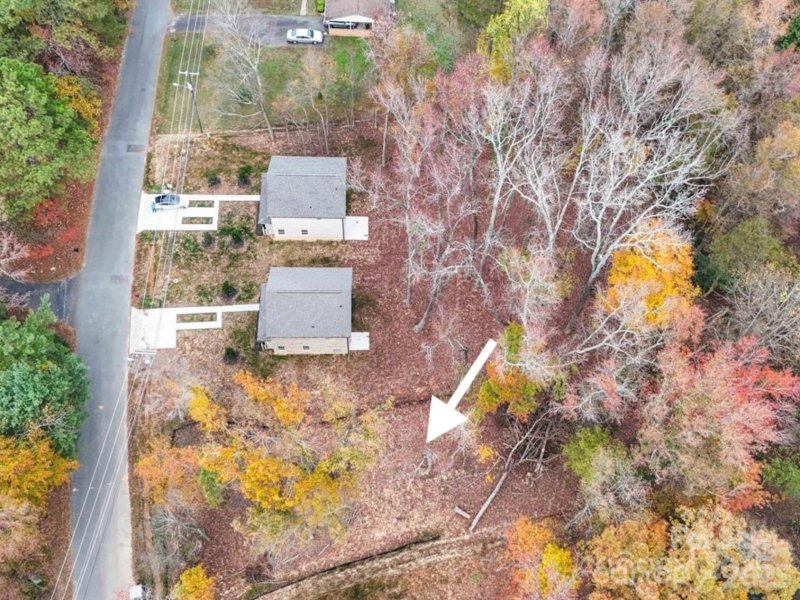 Whispering Oaks, Charlotte Community