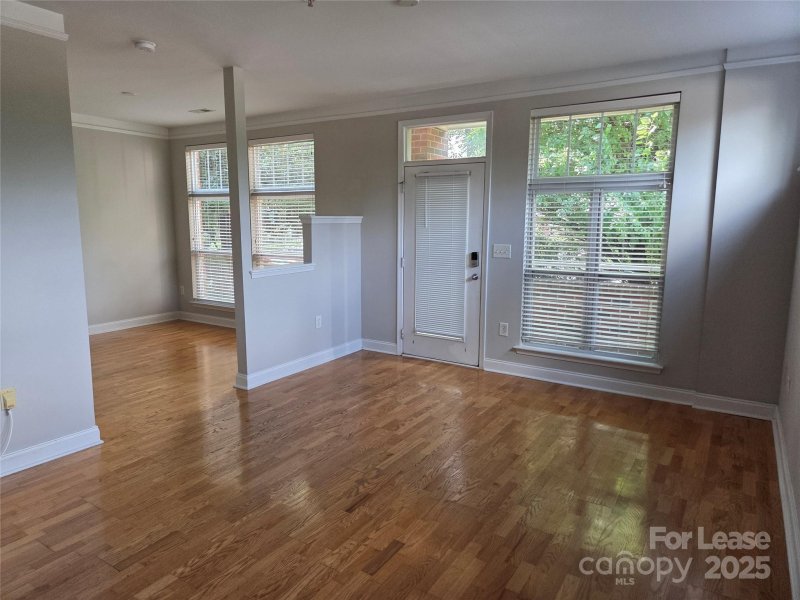 Property image 3 of 534 Oakland Avenue in Elizabeth Village, Charlotte, NC 28204