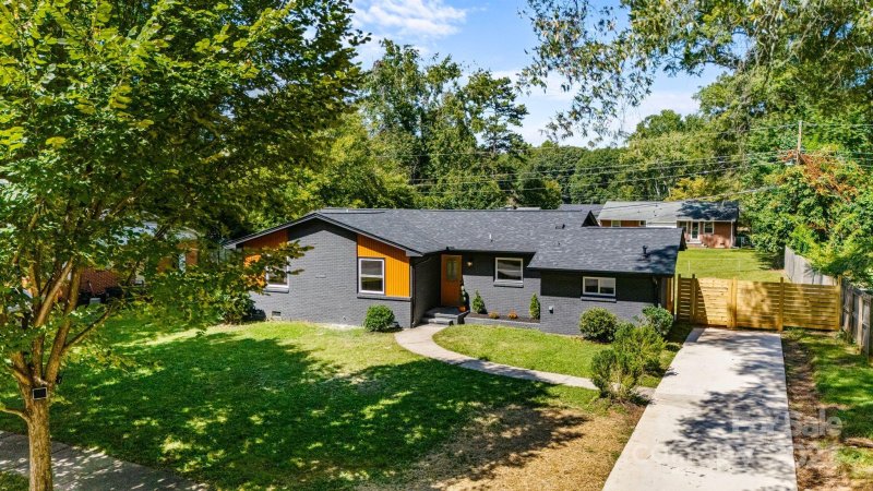 Property image 2 at 3747 Stonehaven Drive, Charlotte, NC 28215