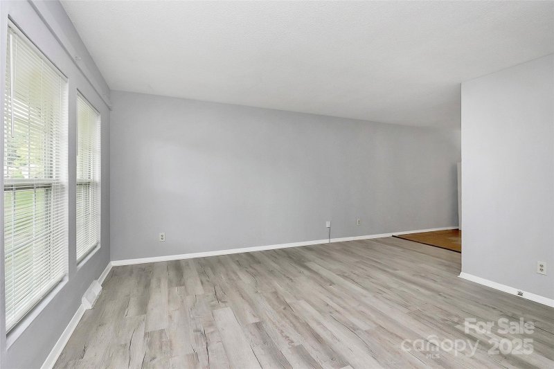 Property image 2 of 4707 Americana Avenue in Lake Plaza, Charlotte, NC 28215