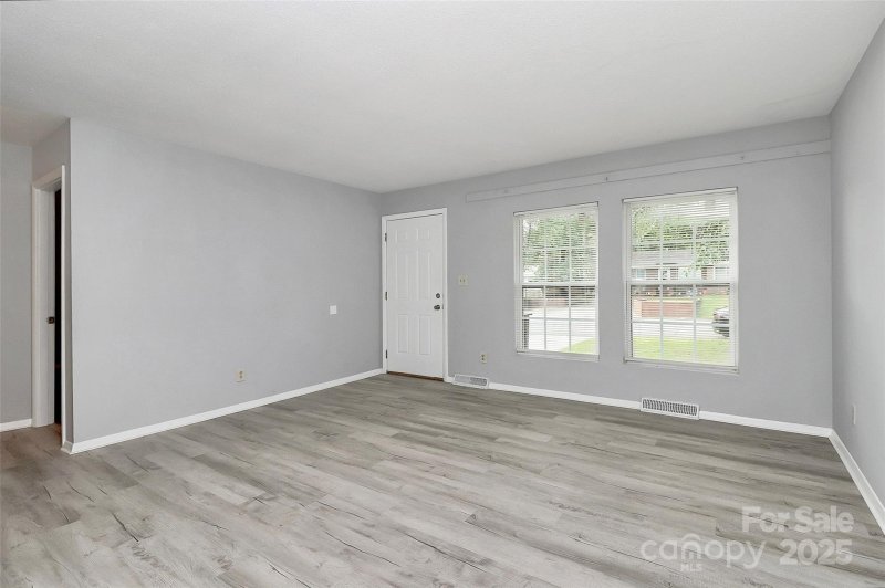 Property image 3 of 4707 Americana Avenue in Lake Plaza, Charlotte, NC 28215