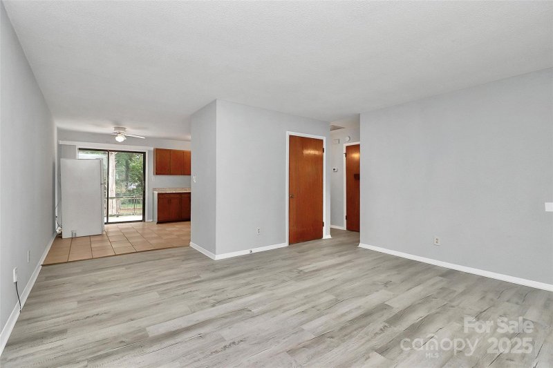 Property image 5 of 4707 Americana Avenue in Lake Plaza, Charlotte, NC 28215