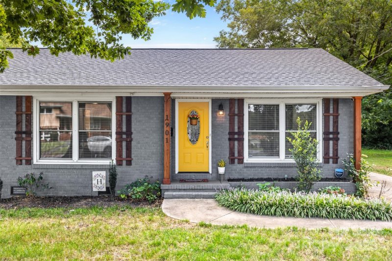 Property image 2 at 1901 Crestdale Drive, Charlotte, NC 28216