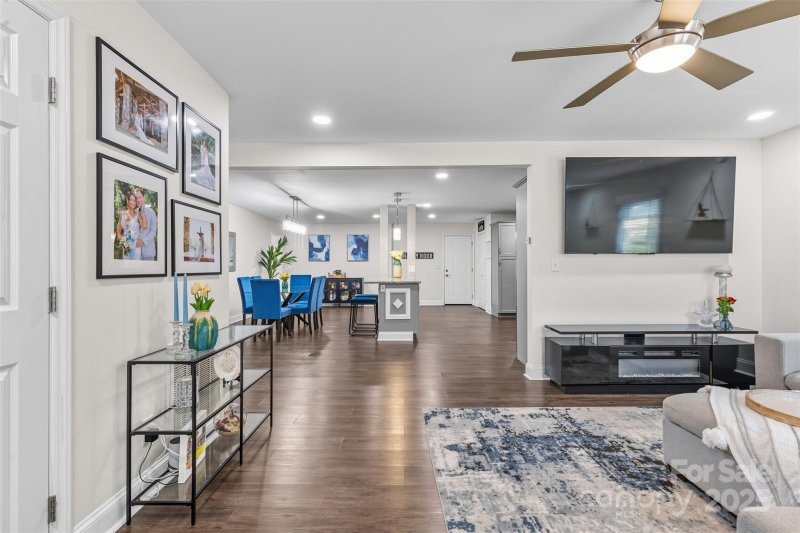 Property image 3 at 1901 Crestdale Drive, Charlotte, NC 28216