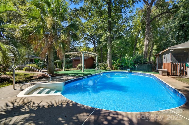 Property image 2 of 955 Hickory Nut Street in Echo Hills, Charlotte, NC 28205