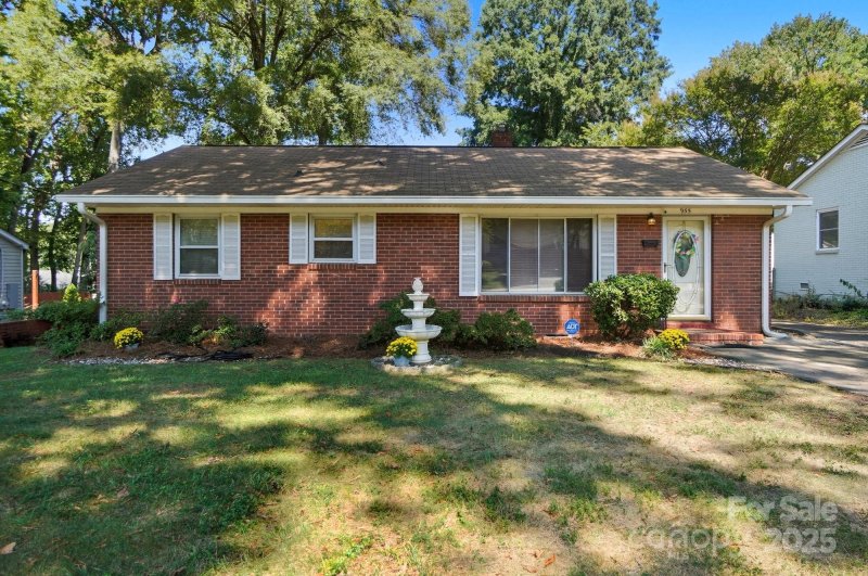 Property image 3 of 955 Hickory Nut Street in Echo Hills, Charlotte, NC 28205