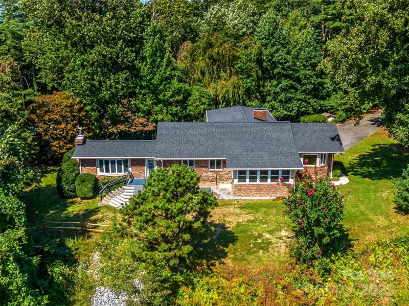 Property image 2 at 140 Matthew Drive, Hendersonville, NC 28739