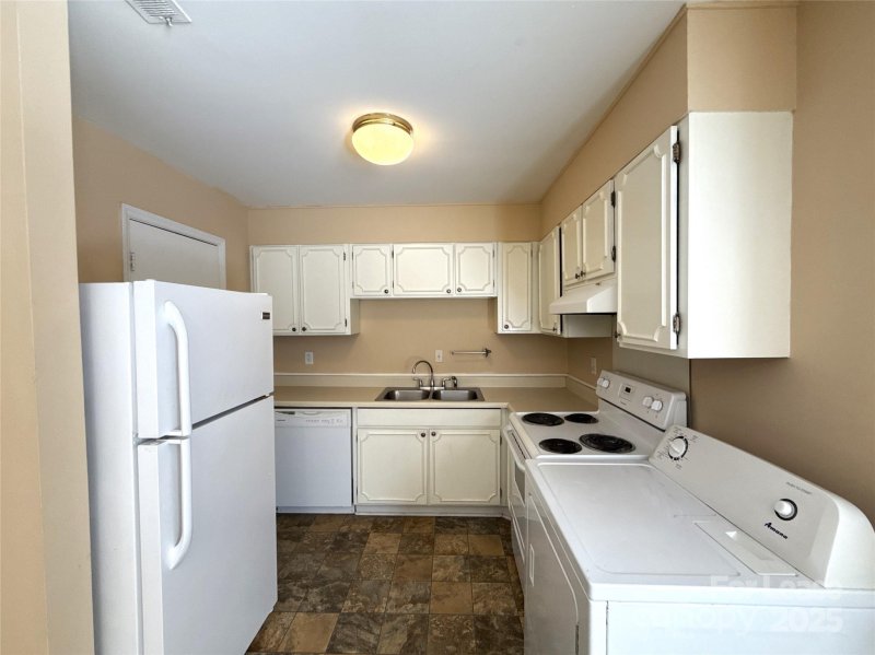 Property image 3 of 2330 Kenmore Avenue in Elizabeth, Charlotte, NC 28204