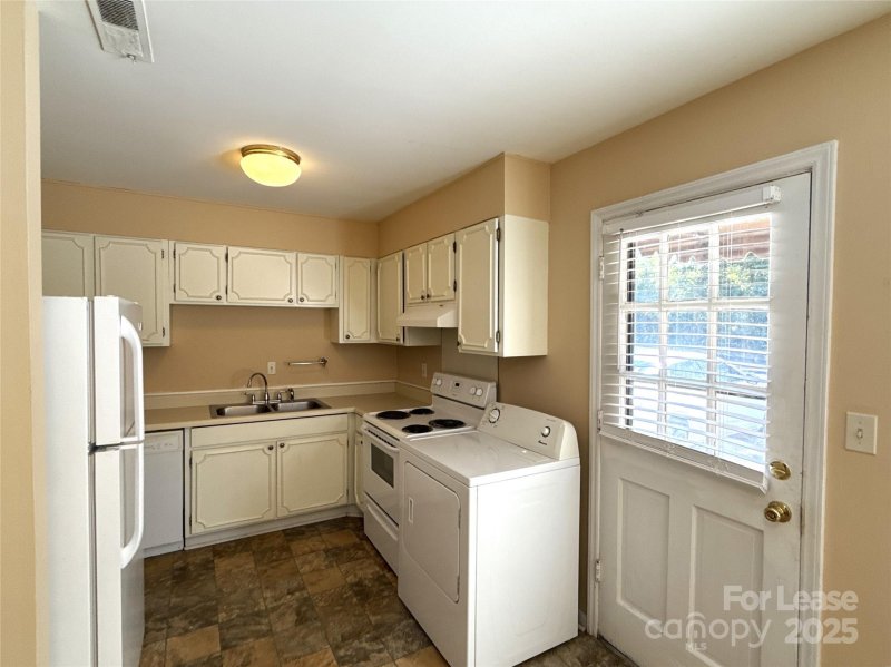 Property image 5 of 2330 Kenmore Avenue in Elizabeth, Charlotte, NC 28204