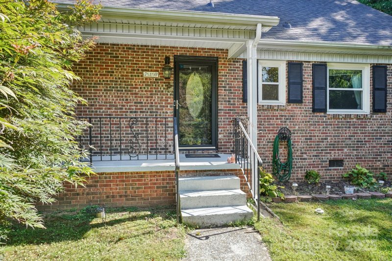 Property image 2 of 710 Heatherwood Drive in Brookland Manor, Hendersonville, NC 28792