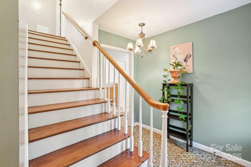 Property image 5 of 710 Heatherwood Drive in Brookland Manor, Hendersonville, NC 28792