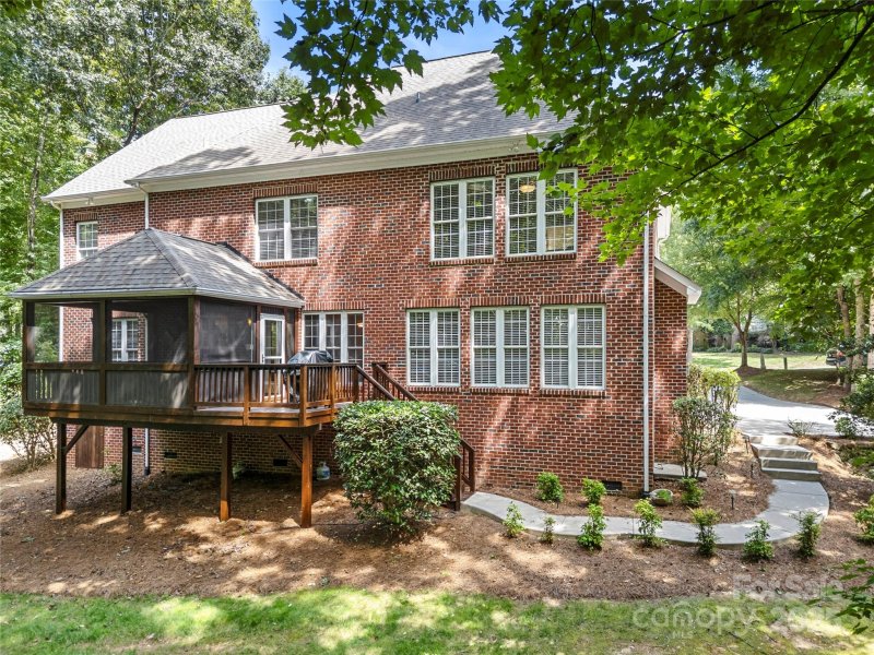 Property image 4 of 304 Inland Cove Court in The Landing, Lake Wylie, SC 29710