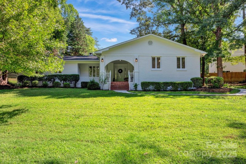 Property image 2 of 842 Ferncliff Drive in Ferncliff Estates, Mooresville, NC 28115