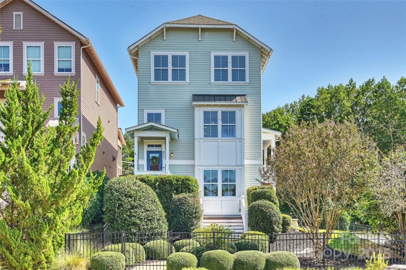807 Herrons Ferry Road