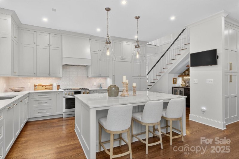 Royal Crest, Charlotte Community