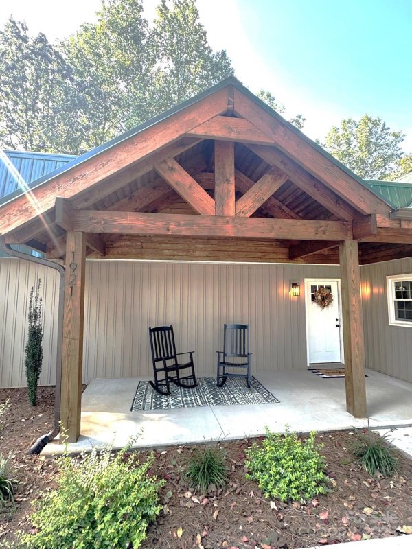 Property image 2 of 1921 Woodridge Drive in Woodridge, Hickory, NC 28602