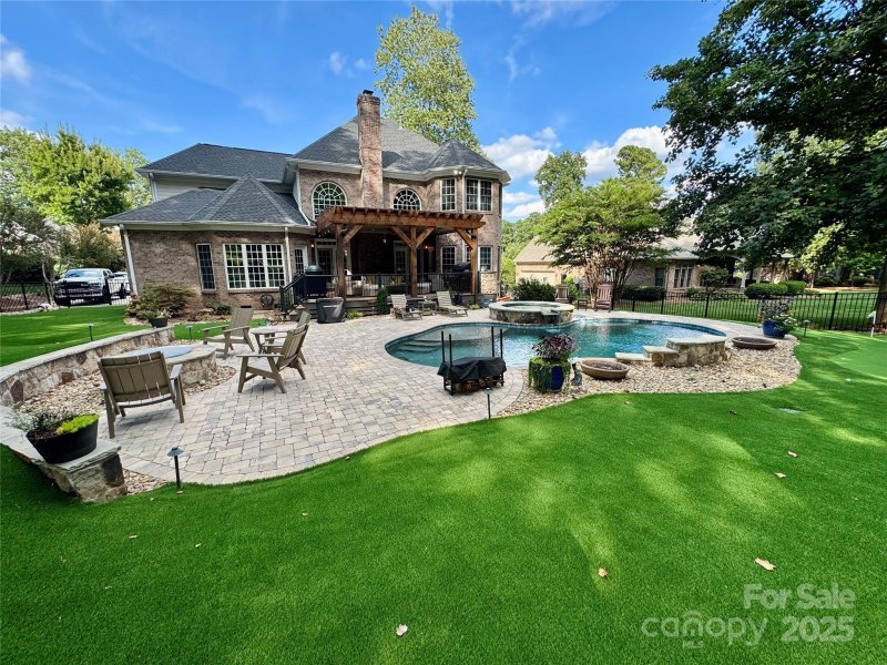 Property image 2 of 7736 Turnberry Lane in Cowans Ford, Stanley, NC 28164