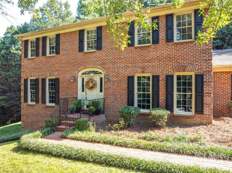 Property image 3 of 240 37th Avenue Place in Woodmere, Hickory, NC 28601