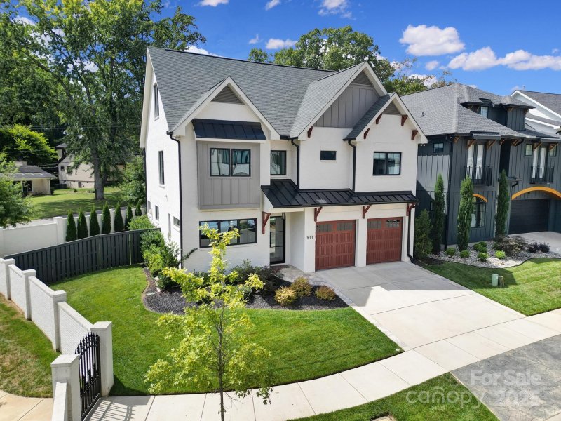 Property image 3 of 911 Laurel Creek Lane in Laurel Hill, Charlotte, NC 28211