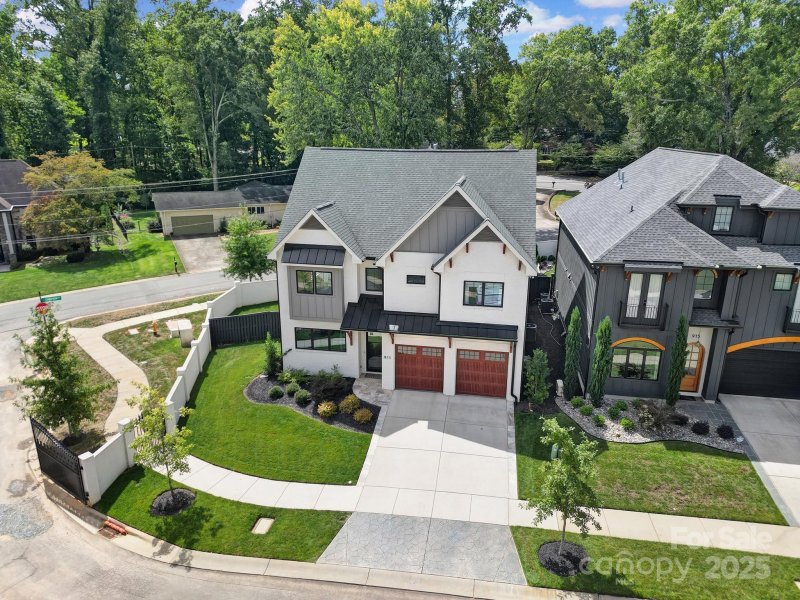 Property image 4 of 911 Laurel Creek Lane in Laurel Hill, Charlotte, NC 28211