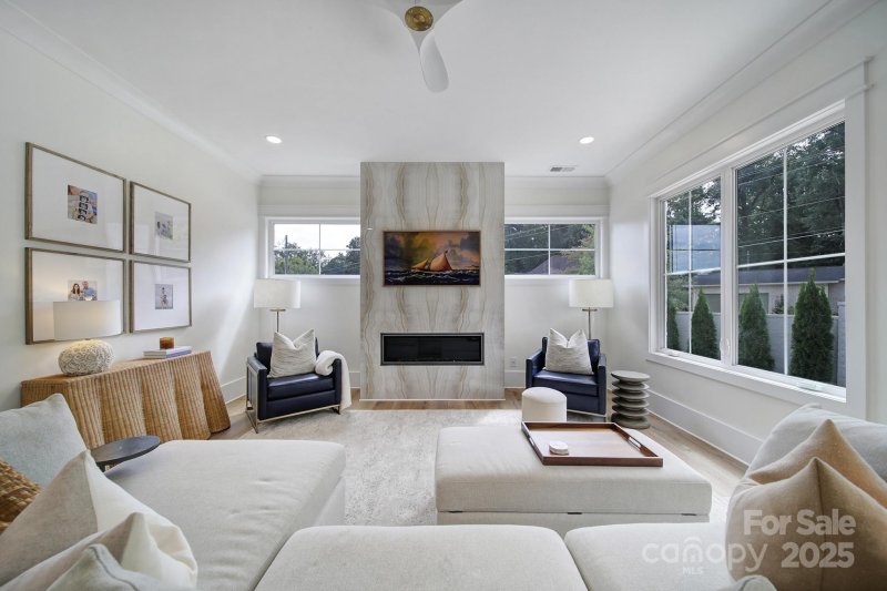 Property image 5 of 911 Laurel Creek Lane in Laurel Hill, Charlotte, NC 28211