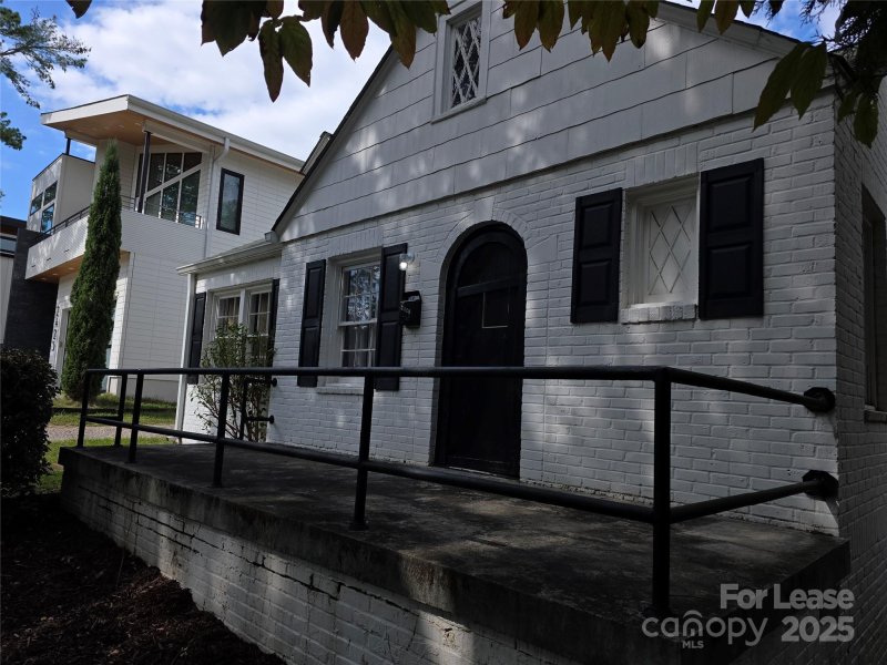 Property image 2 of 2429 Commonwealth Avenue in Commonwealth, Charlotte, NC 28205