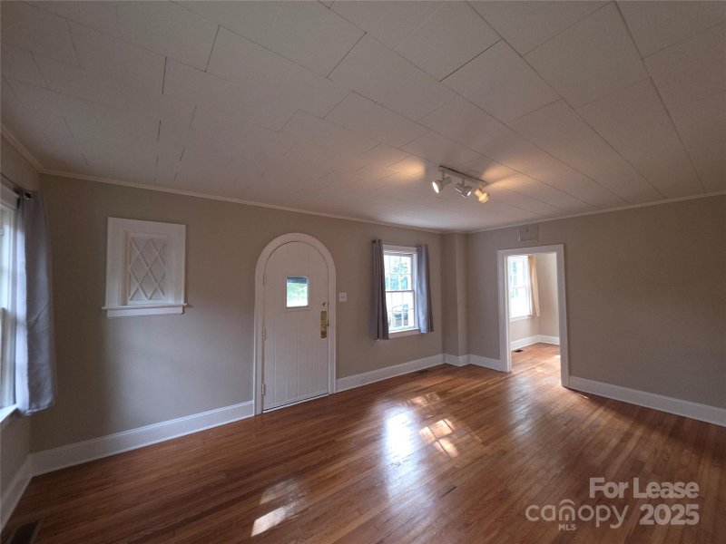 Property image 3 of 2429 Commonwealth Avenue in Commonwealth, Charlotte, NC 28205