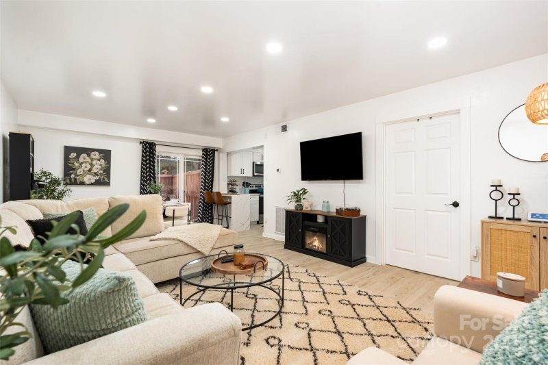 Property image 2 of 1635 Merry Oaks Road in Woodmere, Charlotte, NC 28205