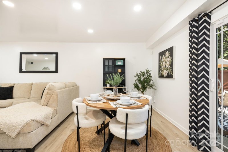 Property image 4 of 1635 Merry Oaks Road in Woodmere, Charlotte, NC 28205