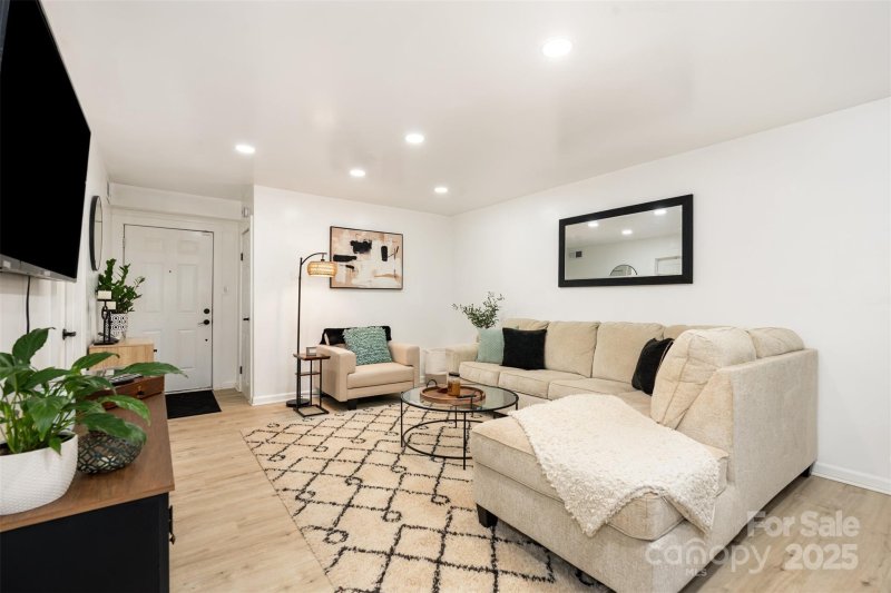 Property image 5 of 1635 Merry Oaks Road in Woodmere, Charlotte, NC 28205