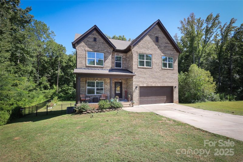 Property image 2 of 10105 Greenwood Court in Cabarrus Woods, Charlotte, NC 28215