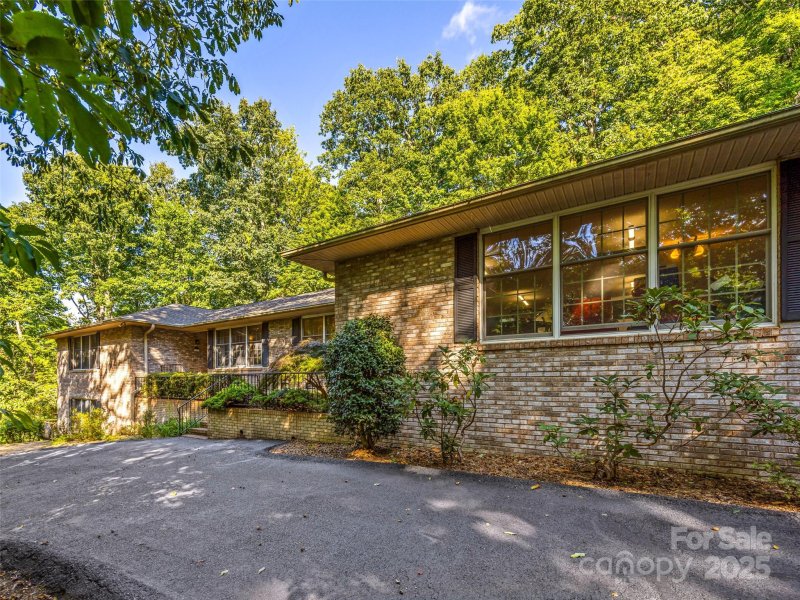 Claremont, Flat Rock Community