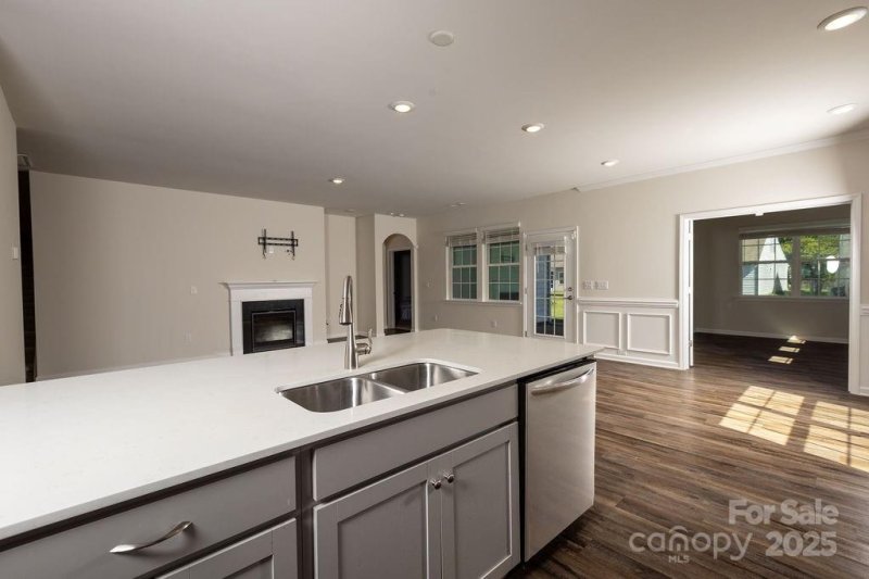 Property image 2 of 12926 Canterbury Castle Drive in Chateau, Charlotte, NC 28273