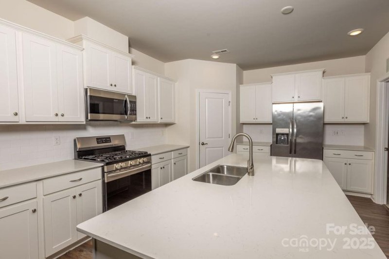 Property image 4 of 12926 Canterbury Castle Drive in Chateau, Charlotte, NC 28273