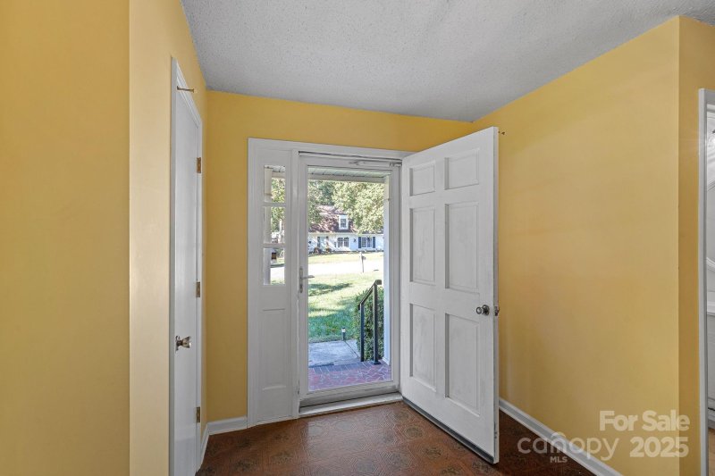 Property image 2 of 123 Cliffwood Circle in White Oaks, Mooresville, NC 28115