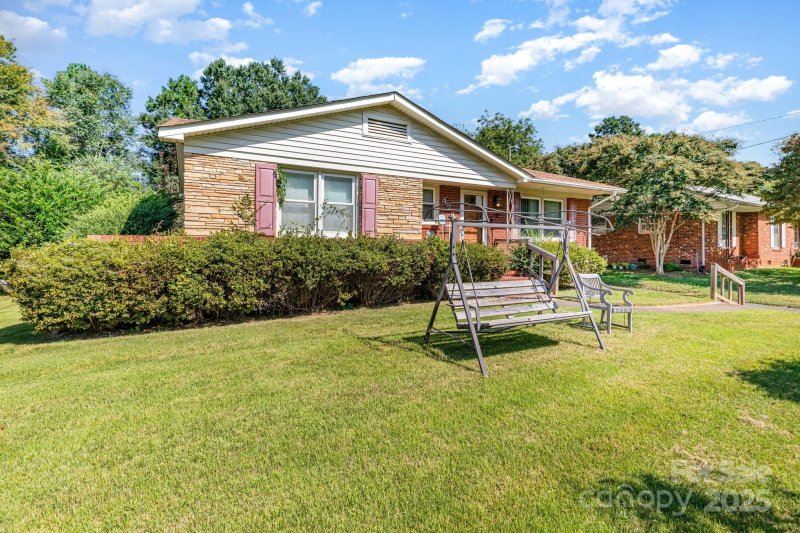 Property image 2 of 4738 Brooktree Drive in Westchester, Charlotte, NC 28208
