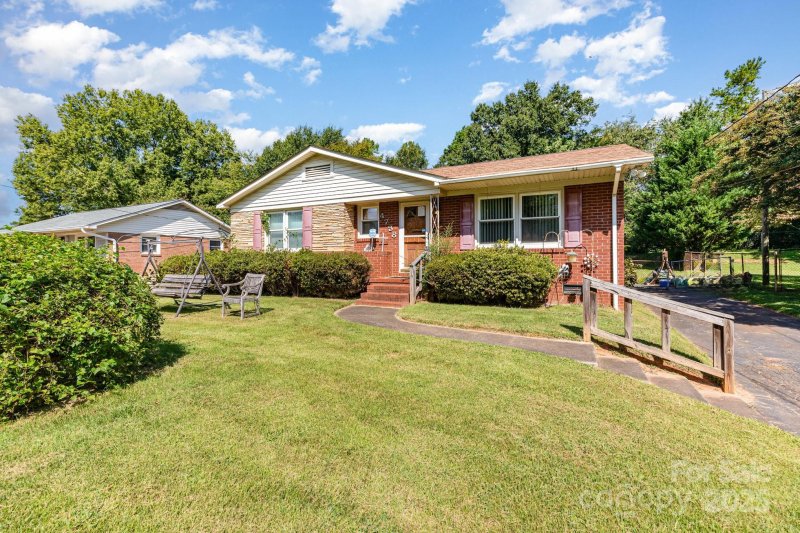 Property image 3 of 4738 Brooktree Drive in Westchester, Charlotte, NC 28208