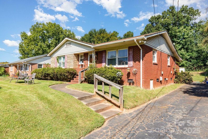 Property image 4 of 4738 Brooktree Drive in Westchester, Charlotte, NC 28208