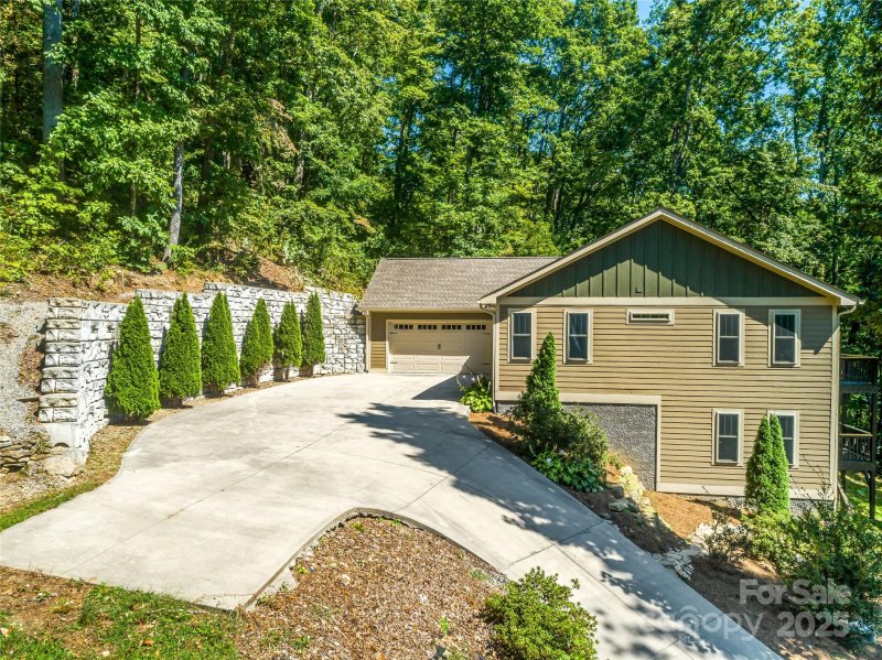 Property image 3 of 71 Willow Bend in Beechwood Lakes, Hendersonville, NC 28792