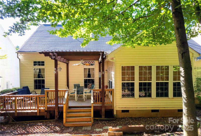 Property image 2 of 140 Flowering Grove Lane in Cherry Grove, Mooresville, NC 28115